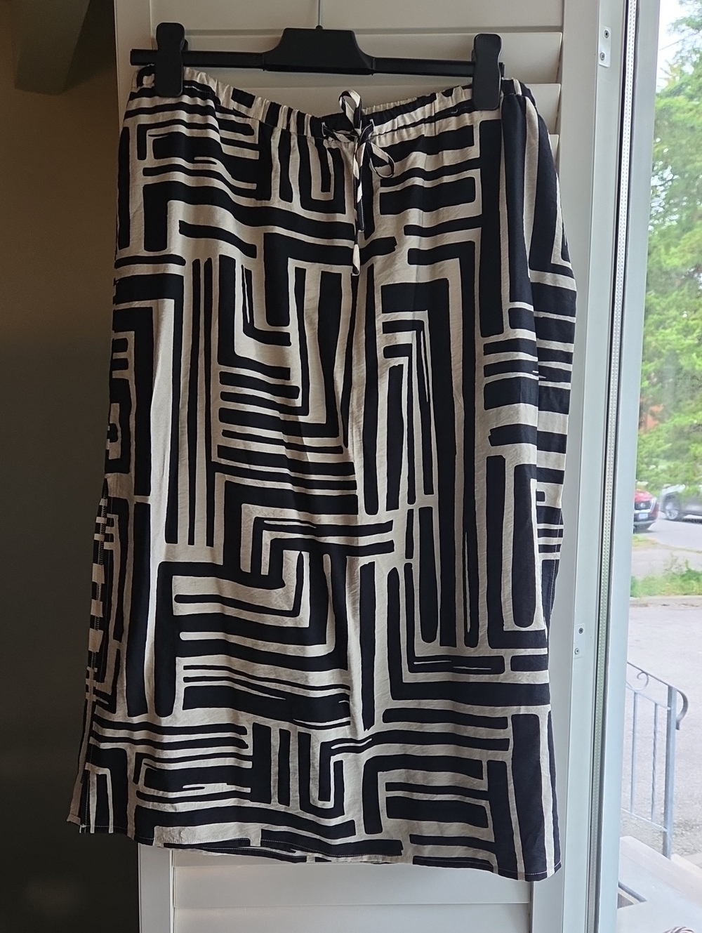 Reitmans Black and White Geometric Midi Skirt